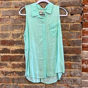 Like New Sleeveless button up top
